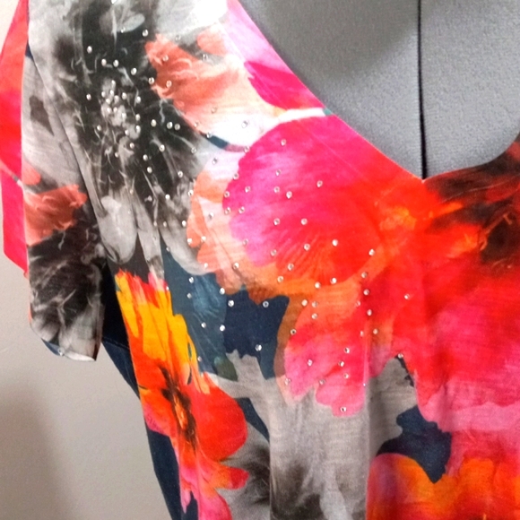 T & True Floral Top w/ sequins studs. Size XL - Picture 3 of 5